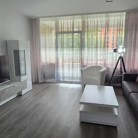 Apartment Zimmer Mit Doppelbett Und Gemeinsames Bad Dusseldorf