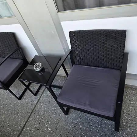 Apartment Zimmer Mit Doppelbett Und Gemeinsames Bad